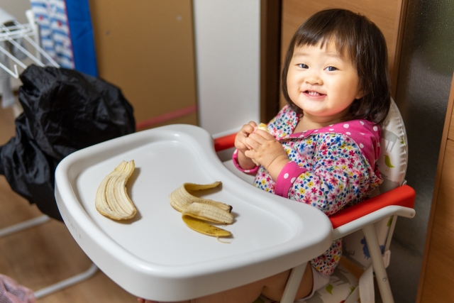 バナナ食べる子ども