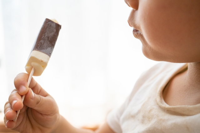 アイスを食べる子ども