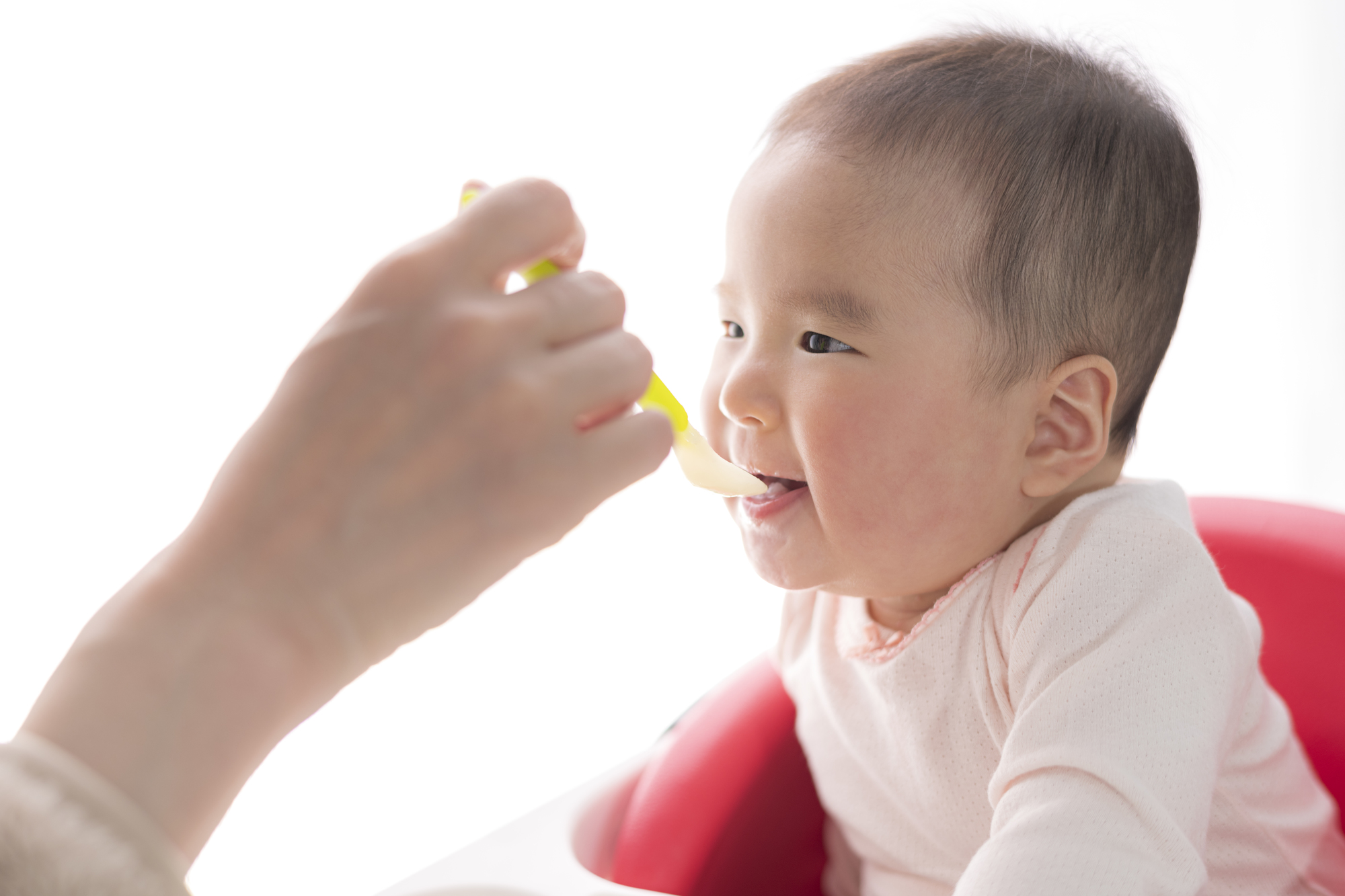 離乳食を食べる赤ちゃん