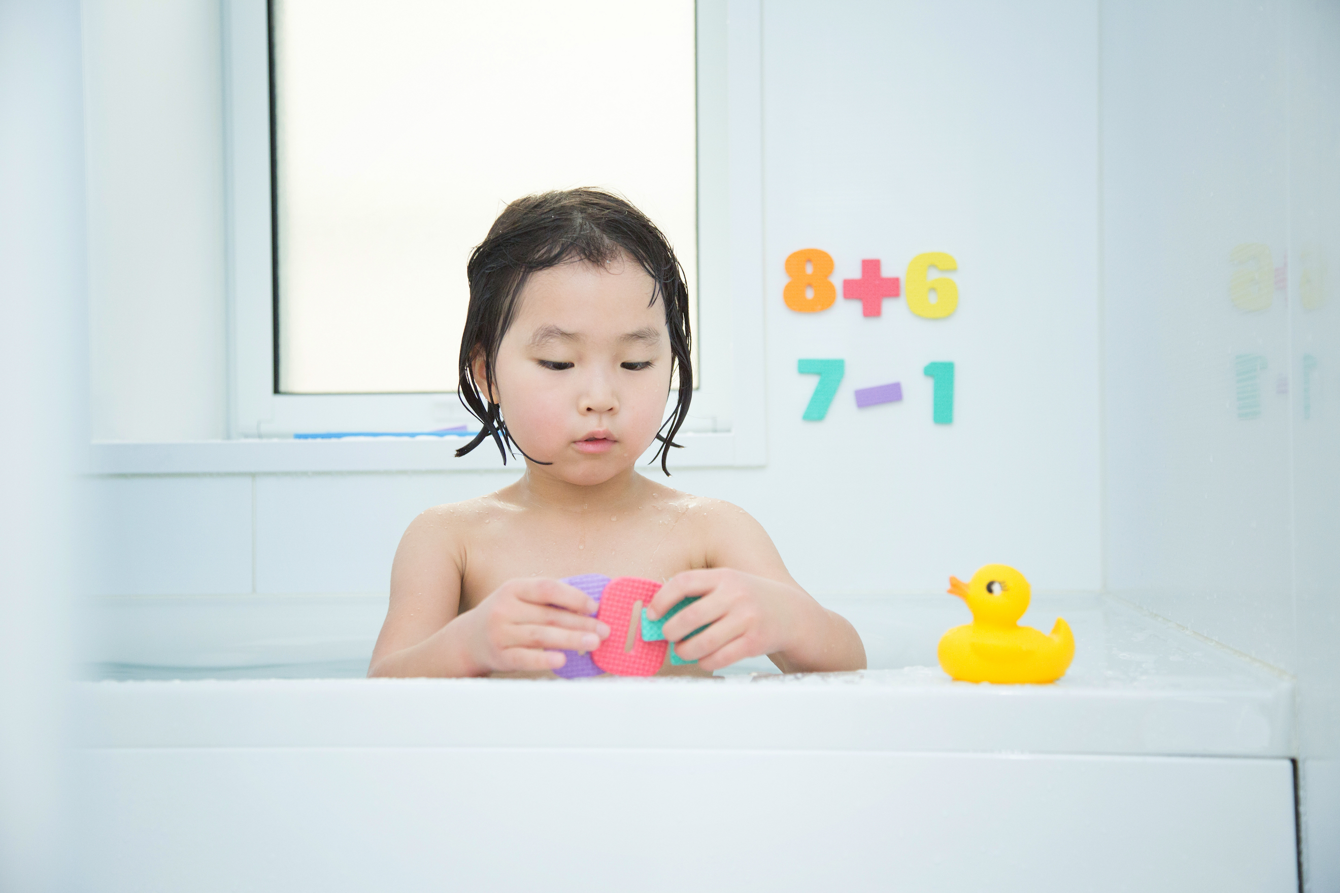 親子で遊ぼう！お風呂場のおもちゃ、1,000円以下で買えるのはこちら！ | トモママ - トモママ