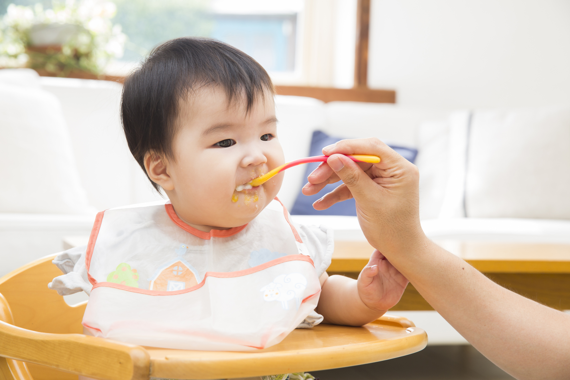 離乳食はいつから？新米ママ必見、赤ちゃんの成長合わせて食事は変化する！ トモママ トモママ