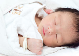 母乳の時間や回数は成長で変わる 新生児 赤ちゃんの月齢別の授乳時間と間隔 トモママ トモママ