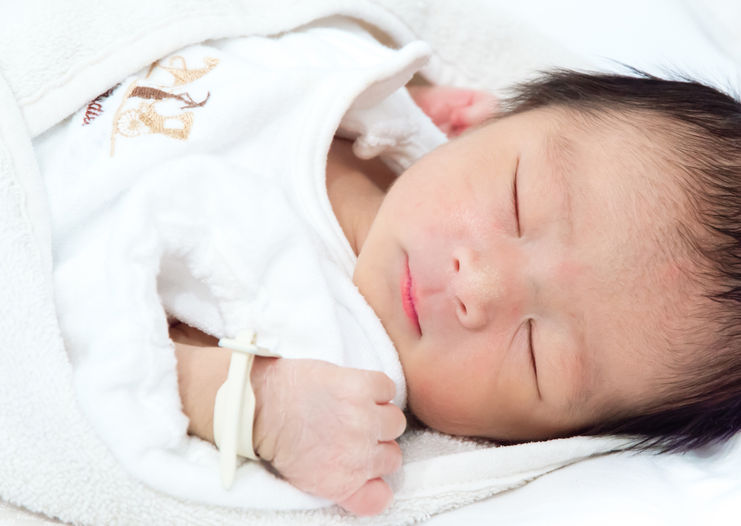 母乳の時間や回数は成長で変わる 新生児 赤ちゃんの月齢別の授乳時間と間隔 トモママ