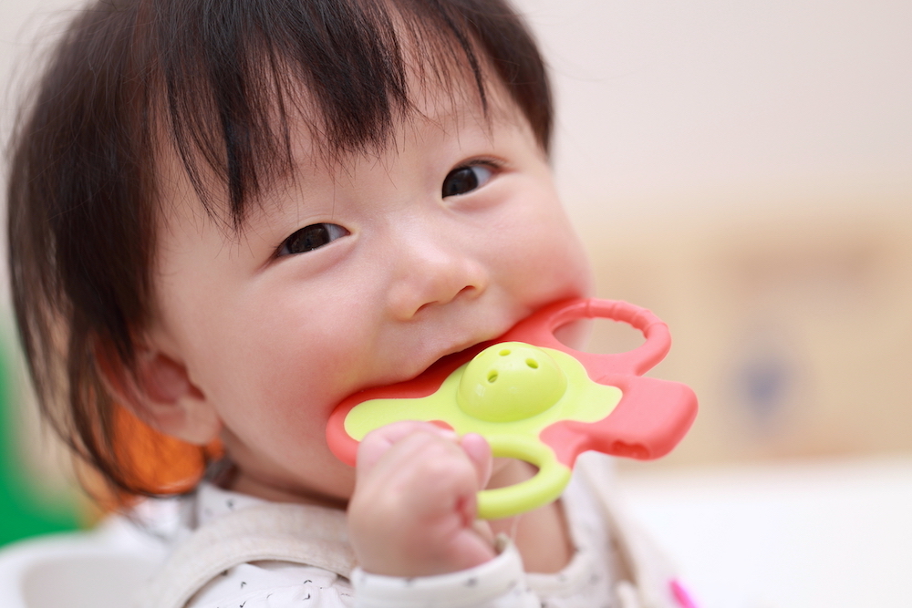 赤ちゃんの歯固めはいつからいつまで使う おしゃぶりとの違いや安全な使い方 トモママ