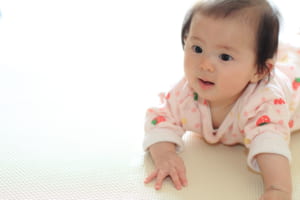 赤ちゃんのハイハイの練習はどうやるの おすすめ練習方法やおもちゃ トモママ