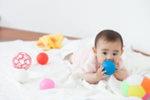 赤ちゃんが遊べるボールおもちゃの人気5選 可愛い 知育 安全 どれで選ぶ トモママ トモママ