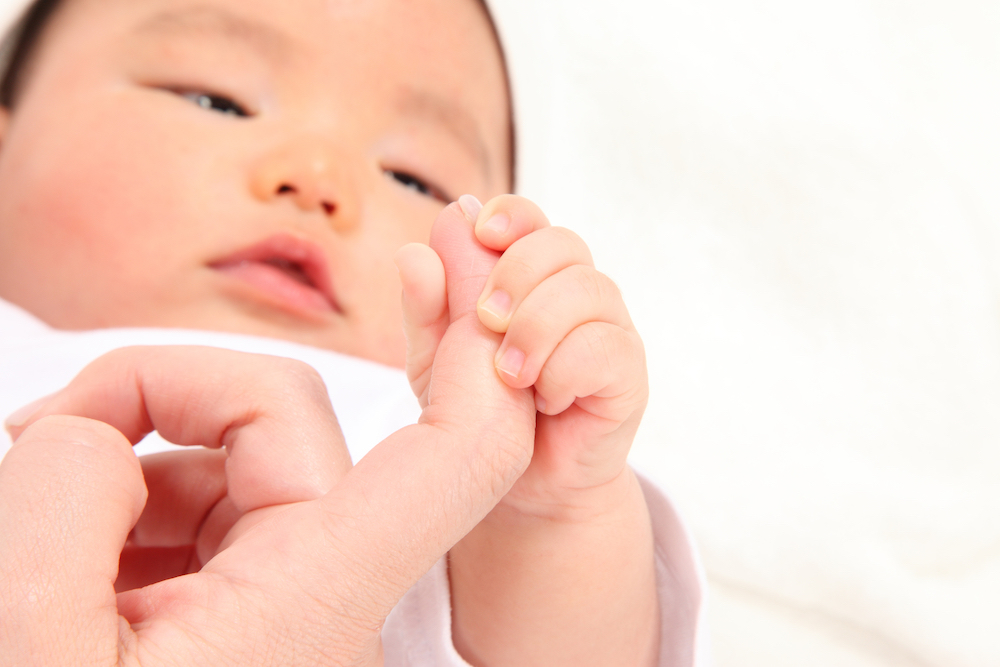 赤ちゃんの爪切り 種類や選び方 爪を切るコツは トモママ トモママ