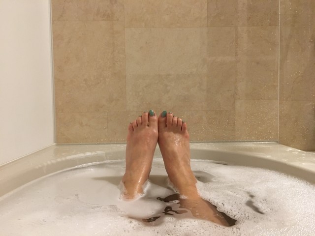 入浴する女性の足